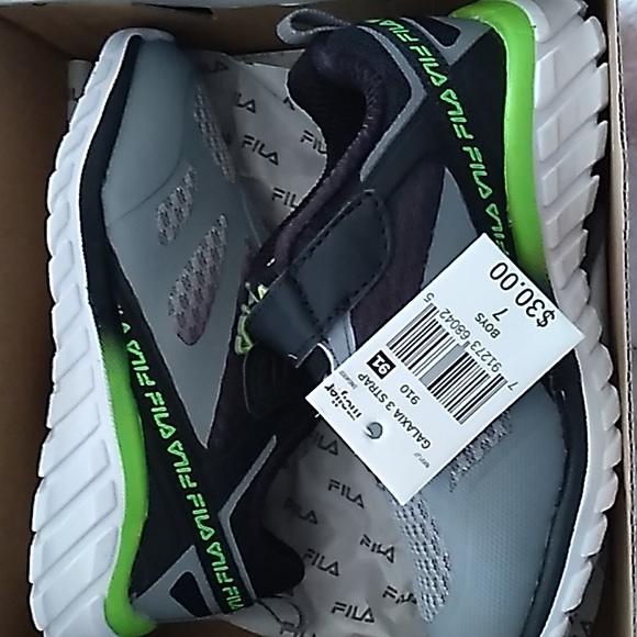Toddler boy size 7 Fila shoes - Picture 2 of 2